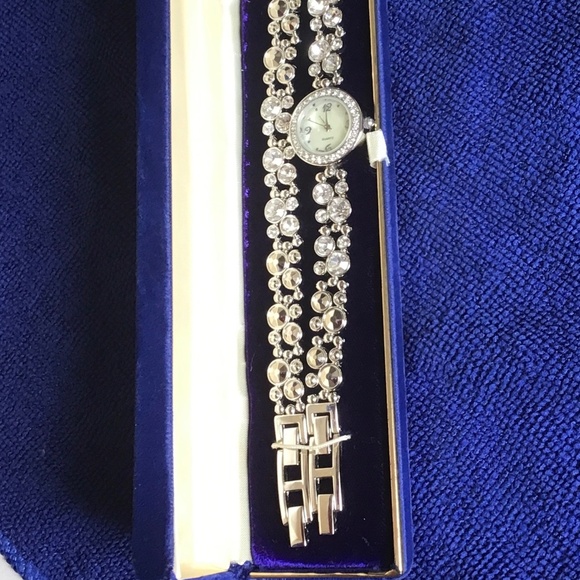 Glamour set including a watch and a matching bracelet with sparkling stones - Picture 7 of 7